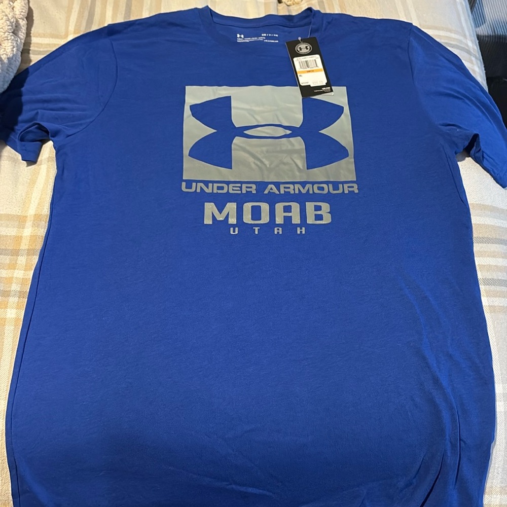 Brand new Men’s small under Armour Moab shirt